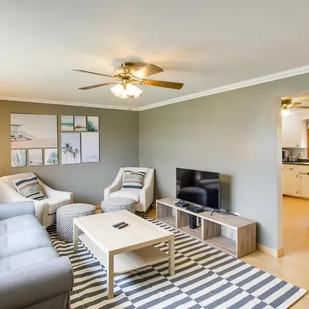 Bright Algoma Home 1 Mi To Lake Michigan!